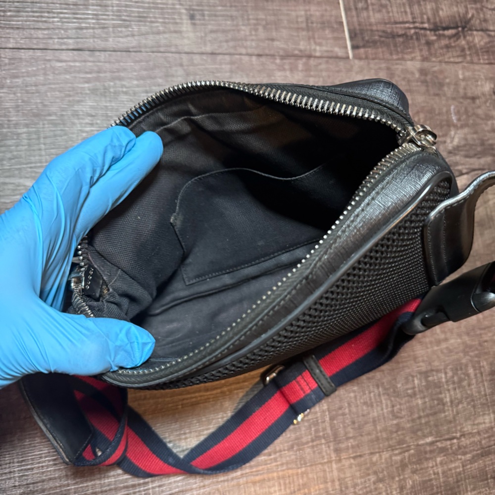 Gucci GG Supreme body bag in black with a red and blue web strap - Picture 6 of 16